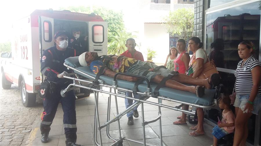 Foto: Chegada da vítima ao Hospital Regional de Iguatu ( Wilson JR / Mais FM)